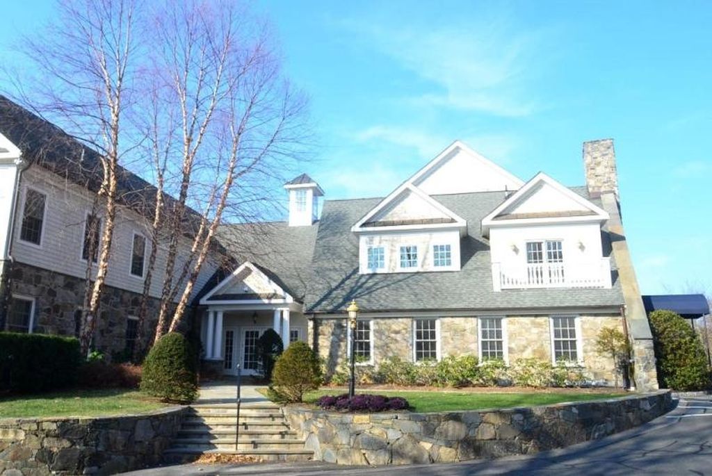 exterior of 2 Dearfield Drive